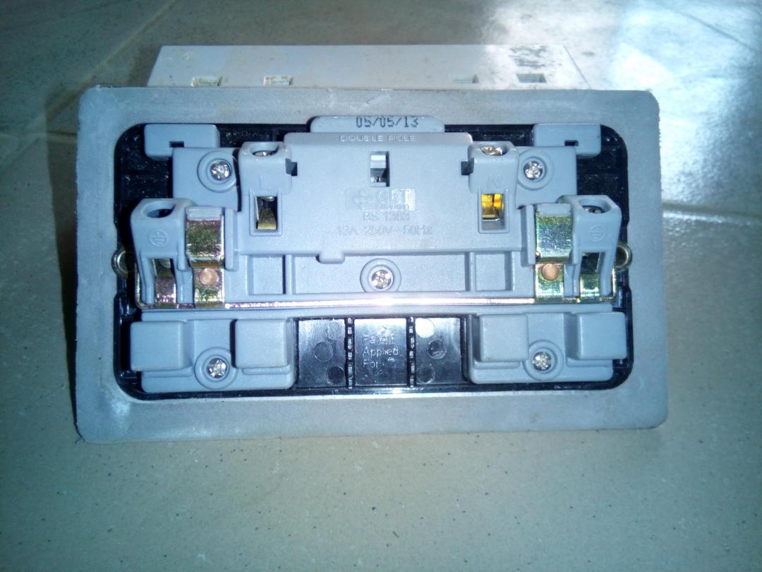 GET ENGLAND DOUBLE POLE WALL SOCKET